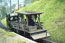 Die letzten Tage der Bhm Nr 9 der Pilatus-Bahn (Bj 1889)Hier mit einem Arbeitswagen im Jahr 1980,bevor sie ins VHS Luzern kam.(Archiv P.Walter) 