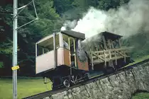 Die letzten Tage der Bhm Nr 9 der Pilatus-Bahn (Bj 1889)Hier mit einem Arbeitswagen
im Jahr 1980,bevor sie ins VHS Luzern kam.Reise mit Intraflug AG (Archiv P.Walter) 