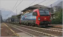 Die SBB Cargo International Re 193 467  Brig  fährt am  Schiefen Turm von Cuzzago  bei der gleichnamigen Station auf der Strecke Domodossola - Milano vorbei.
29. Nov. 2018