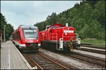 294 866 rangiert einige Fc Waggons auf ein Seitengleis. Am Bahnsteig steht ein 648er als RB52  Volmetalbahn  zur Ausfahrt nach Dortmund bereit. Aufgenommen am Abend des 04.06.07 in Br�gge (Westf).
