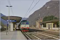 Die FS Treniatlia E 652 110 steht mit einem langen Hochbordwagenzug in Premosello-Chiovenda und wartet nicht wie ich erst vermutet die Kreuzung eines Gegenzuges ab, sondern die Streckenfreigabe Richtung Stresa, dies ist insbesondere interessant, da der Zug auf der  Novara  Strecke in Premosello-Chiovenda angekommen ist.
29. Nov. 2018