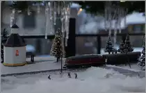 Der 2. Dezember ist der  Tag der Modelleisenbahn  und auch gleich der 1. Advent, - da schien mit dieses im Archiv gefundene Bild recht gut zu passen: die Märklin Mini Club 216 190-0 fährt mit einem Nahverkehrszug durch die Vorweihnächtliche Winterlandschaft.
28.12.2014
