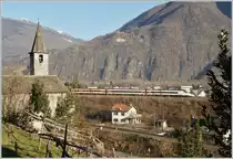 Ein SBB ETR 610 erreicht als EC 34 von Milano nach Genève Domodossola. Im Vordergrund die aus dem 11. Jahrhundert stammenden Kirche von San Quirico und die Strecke Domodossola - Novara (RFI 14), die sich hier von der Strecke nach Milano (RFI 23) entfernt. Etwa zwölf Kilometer südlich, bei Vogogna nähert sich die Strecke nach Novara wieder der Hauptstrecke und verläuft dann bis kurz nach Cuzzago parallel dazu wobei nur in Premosello ein Übergang von der einen zu andern Strecke möglich ist.
17. Dez. 2013 