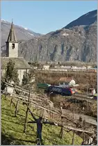 Die zur RFI 14 gehörende Strecke Domodossola - Novara erhielt durch die Einführung der RoLa Züge Freiburg - Novara eine Aufwertung. Zu diesem Zweck musste die Strecke elektrifiziert und etwas modernisiert werden.
Eine SBB Re 484 ist bei der aus dem 11. Jahrhundert stammenden Kirche von San Quirico kurz nach Domodossola mit ihrer RoLa auf dem Weg nach Novara.
17. Dez. 2013