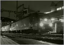 Ob es sinnvoll ist, in dunkler Nacht eine schwarze Lok zu fotografieren? Die SBB Cargo International E 189 983 welche eine der Stammloks des Novelis Zuges ersetzt, schien mir zumindest einen Versuch wert. 
Der Zug auf der langen Fahrt von Göttingen nach Sierre wartet in Lausanne auf die Weiterfahrt ins Wallis.

6. Dez. 2018