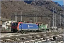 Die Nord Cargo E 471-201 schleppt eine De 550  Taucherbrille  Richtung Domodossola. Das Bild entstand in Premosello, am 4. Dezember 2018