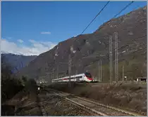 Ein leider etwas zu bunter SBB RABe 503 als EC 37 auf seiner Fahrt von Genève nach Venezia Santa Lucia zwischen Premosello und Cuzzago. Leider brachte auch eine  Reinigung  am PC nicht den gewünschten Erfolg. 
Der Vorteil der beiden hier parallel verlaufenden RFI Strecken 14 und 23 von Domodossola nach Novara und Milano wird durch den Nachteil der versetzt angeordneten Fahrleitungsmaste etwas gemindert, trotzdem werde ich bei einem höheren Sonnentstand diesen Standort gerne nochmals aufsuchen. 

4. Dez. 2018