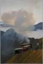 Fahrplanwechsel - und damit ein neues Kursbuch. Das Titelbild des neuen Kursbuches 2019 weckte Erinnerungen und lies mich im Archiv fündig werden: Ort und Wetter zeigen ansatzweise, die Szene jedoch keine Ähnlichkeiten: 

Auf dem Brienzer Rothorn wartet ein BRB Dampfzug auf die Rückfahrt nach Brienz, und dies bei einem Wetter, welches weit fotogener war, als vor Ort damals geglaubt.

29. September 2012

