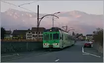 Aber auch im Morgengrauen machen die grün-gelben ASD Züge in den Strassen von Aigle ein gutes Bild, insbesndere wenn sie noch unter den alten Fahrleitungsmasten verkehren. 
Der ASD BDe 4/4 403 mit seinem Bt auf dem Weg nach Les Diablerets.
18. Nov. 2018