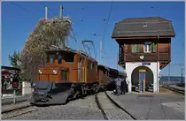 50 Jahre Blonay Chamby - MEGA BERNINA FESTIVAL Ohne Zweifel, das RhB Bernina Bahn Krokodil Ge 4/4 182, auf Besuch bei der Blonay Chamby Bahn lohnt der eingehenden Betrachtung, wie dies Bild mit den Mitarbeitern der Blonay Chamby Bahn in Chamby zeigt.
Die Ge 4/4 182 ist mit ihrem Zug von Blonay in Chamby eingetroffen und wartet nun auf die Weiterfahrt nach Chaulin.
9. Sept. 2018