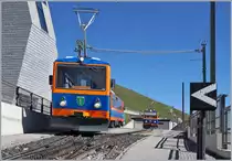 Der Monte Generoso Bhe 4/8 N° 14 San Gallo erreicht die Gipfelstation Generoso Vetta, im Hintergrund ist der Bhe 4/8 N° 12 Mendrisio zu erkennen. 

27. Sept. 2018
