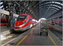 Der formschöne FS ETR 400 015 (Frecciarossa 1000) wartet in Milano Centrale auf seinen nächsten Einsatz.
1. März 2016