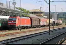 Überraschung kurz vor Abreise:
Ein kurzer gemischter Gz mit 185 085-8 DB steht in der Abstellanlage des Bahnhofs Konstanz.
Güterzüge kommen hier äußerst selten vorbei.
Wie so oft sind die Masten dort für Fotos leider ungünstig platziert...
[12.7.2018 | 17:46 Uhr]