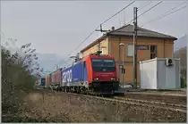 Die SBB Re 484 019 fährt mit einem Güterzug auf der RFI Strecke 14 bei Cuzzago nach Novara.
Die Strecke ist für den RoLa Verkehr modernisiert und elektrifiziert worden, verbreitet aber noch immer sehr viel Nebenbahnambiente.a

19. Nov. 2018