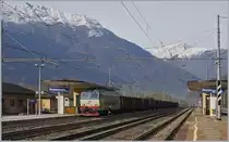 Mit etlichen von einem grösseren Industriekomplex an der RFI Strecke 14 abgeholten Hochbordwagen wartet die FS Trenitalia E 652 110 in Premosselo Chiovenda auf die Weierfahrt auf der RFI Strecke 23 Richtung Gallarate.
29. Nov. 2018 