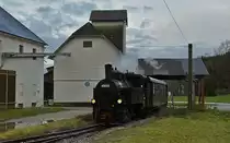 498.04 fährt am 09.12.2018 in Sommerhubermühle ein
