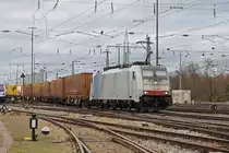 Lok 186 450-3 durchfährt den badischen Bahnhof. Die Aufnahme stammt vom 03.12.2018.