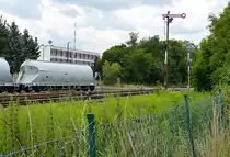 Blick über den Zaun auf die Gleise des Bahnhofes Niedersachswerfen (nördlich von Nordhausen, Strecke Nordhausen-Herzberg-Northeim) 11.07.2014 Hinter dem Gebäude befindet sich das Gipsabbaugebiet Kohnstein, wo auch der Abraum aus Stuttgart21 endgelagert wird.