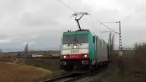 186 233 zieht einen Güterzug am Abzweig Kostheim in Richtung Bischofsheim. Aufgenommen am 27.12.2017 12:00