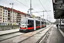 Wagen 18, der Wiener Linien, fährt als Linie O (Wien Praterstern Bf - Wien Raxstraße/Rudolfshügelgasse), in die Haltestelle Wien Hbf (Steig E) ein.
Aufgenommen am 23.11.2018.