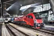 1216 229-5  Spirit of Praha , hält mit dem railjet 75  Franz Schubert  (Praha hl.n. - Wien Hbf - Graz Hbf), in Wien Hbf.

Links daneben zu sehen, ist 411 073-0 als ICE 90 (Wien Hbf - Passau Hbf - Kassel-Wilhelmshöhe - Hamburg Altona)

Aufgenommen am 23.11.2018.