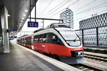 MÁV 425 010 wartet als REX 9433 (Wien Hbf - Hegyeshalom - Győr), in Wien Hbf, auf die Abfahrt.
Aufgenommen am 23.11.2018.