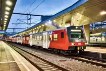 6020 308-0 und 4020 306-9 warten in Wien Hbf, als REX 9405, auf die Abfahrt nach Hegyeshalom.
Aufgenommen am 23.11.2018.