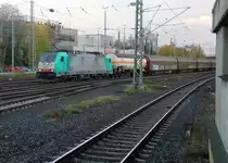 Die Cobra 2829 kommt aus Richtung Montzen/Belgien mit einem Güterzug aus Antwerpen-Noord(B) nach Köln-Gremberg(D) und fährt in Aachen-West ein. 
Aufgenommen vom Bahnsteig in Aachen-West.
Am Nachmittag vom 30.11.2018.