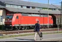 Zur falschen Zeit am falschen Ort...
Meine einzige Güterzug-Aufnahme im Bahnhof Konstanz misslang mir leider.
Der mir ins Bild laufende Mensch schenkte 185 085-8 DB jedenfalls keine Beachtung.
[12.7.2018 | 17:51 Uhr]