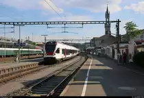 RABe 521 202 und RABe 521 ??? (Stadler FLIRT) der SBB GmbH (SBB) als SBB87704  Seehas  nach Engen stehen in ihrem Startbahnhof Konstanz auf Gleis 2a.
[12.7.2018 | 17:52 Uhr]