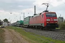 Am Mittag des 13.04.2017 bespannte 152 042-8 en  Lannutti -KLV (Torino Orbassano - Charleroi Dry Port), den sie seit dem Rangierbahnhof von Muttenz führte, als sie in Heitersheim durchs Rheintal in Richtung Norden fuhr.