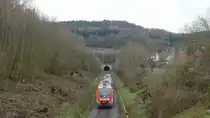 Eine VIAS nach Erbach verlässt den Frau-Nauses Tunnel. Aufgenommen am 17.12.2017 13:43