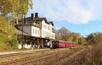 Vom 29.10.-02.11.18 waren 798 752-2, 998 159-7, 998 880-9, 998 784-4 und 798 662-7 unterwegs.
Am 30.10.18 fuhren die Triebwagen von Gera über Saalfeld nach Blankenstein und zurück nach Gera.
Ich habe das Gespann in Pößneck oberer Bahnhof abgelichtet.