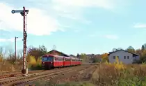 Vom 29.10.-02.11.18 waren 798 752-2, 998 159-7, 998 880-9, 998 784-4 und 798 662-7 unterwegs.
Am 30.10.18 fuhren die Triebwagen von Gera über Saalfeld nach Blankenstein und zurück nach Gera.
Hier zu sehen bei der Ausfahrt in Pößneck oberer Bahnhof.