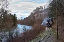 Am 8.12.2018 dampft die 498.04 mit dem Adventzug entlang der Steyr Richtung Grünburg bei Neuzeug