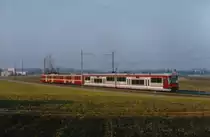 Regionalverkehr Bern Solothurn RBS
S 8 zwischen Urtenen und Jegenstorf, geführt mit der speziellen Doppeltraktion bestehend aus Be 4/8  MANDARINLI  und Be 4/8 im Juni 1996.
Foto: Walter Ruetsch