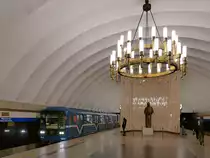 Pushkin-Statue in der Metro-Station Tschornaja Retschka der Linie 2 in St. Petersburg, 17.2.18
