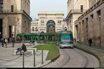 ATM Milano Eurotram 7012 am 29. November 2018 auf der Linie 15 nach Rozzano beim Verlassen der Enstation an der Piazza del Duomo. Im Hintergrund die Galleria Vittorio Emanuele II.