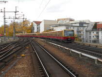 Ein ausfahrender 481,am 27.Oktober 2018,an der Westausfahrt,aus Berlin Friedrichstraße.Aufnahme vom Bahnsteigende.
