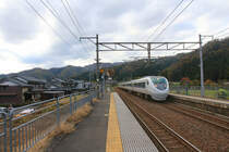 Die Intercity-Züge nach Kanazawa, dem Japanischen Meer entlang: Durchfahrt eines Zweistromzuges Serie 681 aus Osaka Richtung Kanazawa, von vorne gesehen. Yuno-o, 5.November 2018 