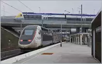 Im oberen Bildteil steht der SNCF Z 27582 im Bahnhof von Meroux (TGV), während im unteren Bildteil der TGV Lyria 9206 den Bahnhof Belfort-Montbeliard TGV verlässt, um planmässig erst wieder an seinem Ziel, in Paris Gare de Lyon anzuhalten.

15. Dez. 2018