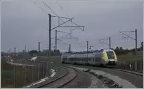 Der SNCF Z 27 582 verlässt als TER 895052 den Bahnhof Meroux (TGV) Richtung Belfort, im Hintergrund, hinter dem grünen Ausfahrsignal, ist der  alte Bahnhof von Meroux zu erkennen.
15. Dez. 2018