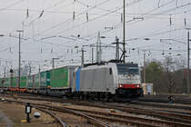 Lok 186 493-3 durchfährt den badischen Bahnhof. Die Aufnahme stammt vom 20.11.2018.