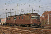 Doppeltraktion, mit den BLS Loks 425 188 und 425 186 durchfahren den badischen Bahnhof. Die Aufnahme stammt vom 21.11.2018.