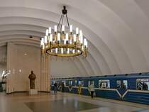 Pushkin-Statue in der Metro-Station Tschornaja Retschka der Linie 2 in St. Petersburg, 17.2.18