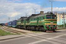 2M62 0956 am 07.07.2018 im Terespol. Hinter der Doppellok sieht man kasachische Containerwagen, deren lange Reise in diesem polnischen Grenzbahnhof enden wird. Ab hier geht es dann auf europäischer Normalspur weiter.