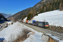 193 876 mit einer RoLa am 15.12.2018 bei Wolf am Brenner. 