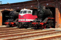 DR pur.
Die 50 3700-7, 118 692-3 und die 50 3685-0 beim Sommerdampf im Historischen Lokschuppen Wittenberge am 07.07.2018.
