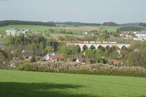 Kurz vor dem Ende der Fahrt von Hamburg nach Hof muss der Containerzug noch die Saale in Unterkotzau überqueren. Hier konnte eine Railpool 185 mit ihrer HSL-Leistung beobachtet werden wie diese die letzten Meter zum Hauptbahnhof Hof zurücklegt, 27.04.2018