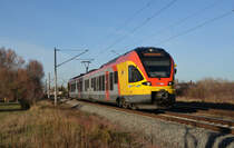 427 124, einer der drei dreiteiligen Flirts der HLB, war am 05.12.18 als Leerfahrt unterwegs. Hier rollt er durch Greppin Richtung Bitterfeld. Wahrscheinlich kam er vom Hersteller Stadler in Berlin und war auf dem Weg zum Standort Butzbach.